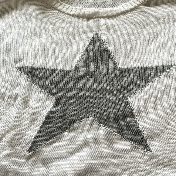 White sweater with gray star - Picture 2 of 2